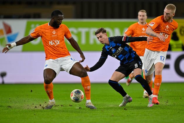 Paderborn, Home Deluxe Arena, 19 12 25, GER, Herren, 2 Bundesliga, Saison 2025 2026, SC Paderborn 07 SV Darmstadt 98 Bild v li Patric PFEIFER Darmstadt , Nick BAETZNER Paderborn und Kai KLEFISCH Darmstadt DFL regulations prohibit any use of photographs as image sequences and or quasi video NRW Deutschland