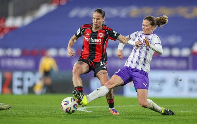 GER, Essen, SGS Essen vs Eintracht Frankfurt, Google Pixel Frauen Bundesliga, Fußball, DFB, Spielzeit 2025 2026, Stadion an der Hafenstraße , 14 Spieltag im Bild v l GÃ raldine Reuteler Eintracht Frankfurt 14 , Lena Ostermeier SGS Essen 18 , Zweikampf, Grätsche DFB DFL REGULATIONS PROHIBIT ANY USE OF PHOTOGRAPHS AS IMAGE SEQUENCES AND OR QUASI VIDEO, 19 12 2025 Copyright: HMBxMedia HendrikxHamelau