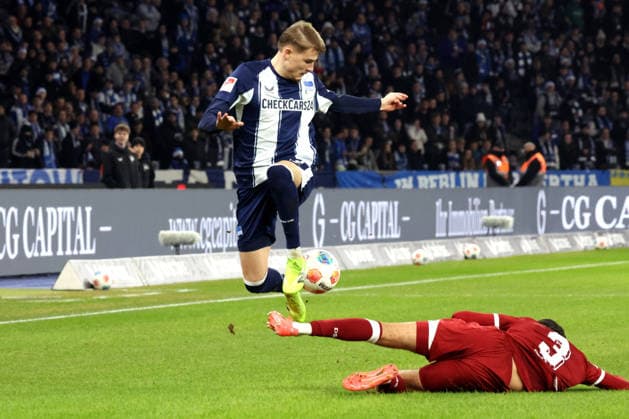 DEU, DFL, 2 FBL, Hertha BSC vs Arminia Biefeld, 19 12 2025, Berliner Olympiastadion, Berlin, DEU, DFL, 2 FBL, Hertha BSC vs Arminia Biefeld, im Bild Marten Winkler Hertha BSC Berlin 22 , JOEL FELIX Arminia Bielefeld 3 DFL regulations prohibit any use of Photographs as image sequences and or quasi video nordphotoxGmbHx xEngler nph00076