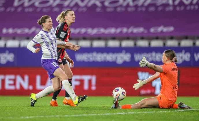 GER, Essen, SGS Essen vs Eintracht Frankfurt, Google Pixel Frauen Bundesliga, Fußball, DFB, Spielzeit 2025 2026, Stadion an der Hafenstraße , 14 Spieltag im Bild v l Lena Ostermeier SGS Essen 18 , Laura Freigang Eintracht Frankfurt 10 , Kim Sindermann SGS Essen 1 , große Torchance DFB DFL REGULATIONS PROHIBIT ANY USE OF PHOTOGRAPHS AS IMAGE SEQUENCES AND OR QUASI VIDEO, 19 12 2025 Copyright: HMBxMedia HendrikxHamelau