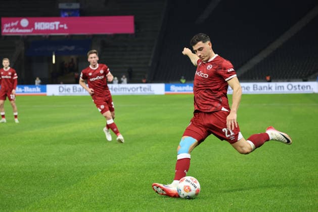 2 Soccer Bundesliga, Hertha BSC Bielefeld Stefano Russo Bielefeld, 21 , during the match in the 2 Soccer Bundesliga, Hertha BSC Berlin DSC Arminia Bielefeld 19 12 2025 in Berlin, Olympiastadion, am 19 12 2025 DFB regulations prohibit any use of photographs as image sequences and or quasi video Copyright: xBEAUTIFULxSPORTS Frankex