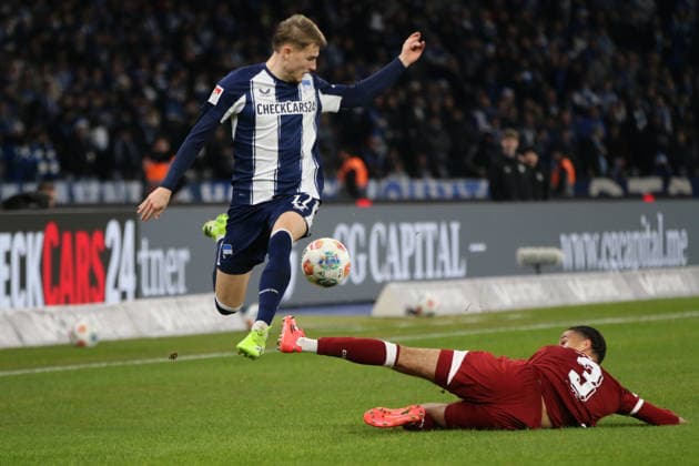 19 12 2025 Soccer Men 2025 2026 2 Bundesliga 17 Matchday Hertha BSC DSC Arminia Bielefeld Olympiastadion Berlin Joel Felix Arminia, 3, red with dr Grätsche against Marten Winkler Hertha, 22, blue Berlin Berlin Germany
