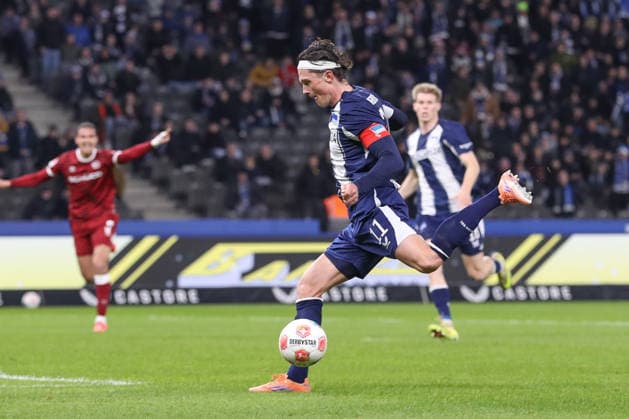 19 12 2025, xtgx, Soccer 2 Bundesliga, Hertha BSC Berlin Arminia Bielefeld emspor, v l Fabian Reese Hertha, 11 shoots the ball on goal, shot on goal, shot DFL DFB REGULATIONS PROHIBIT ANY USE OF PHOTOGRAPHS as IMAGE SEQUENCES and or QUASI VIDEO Berlin