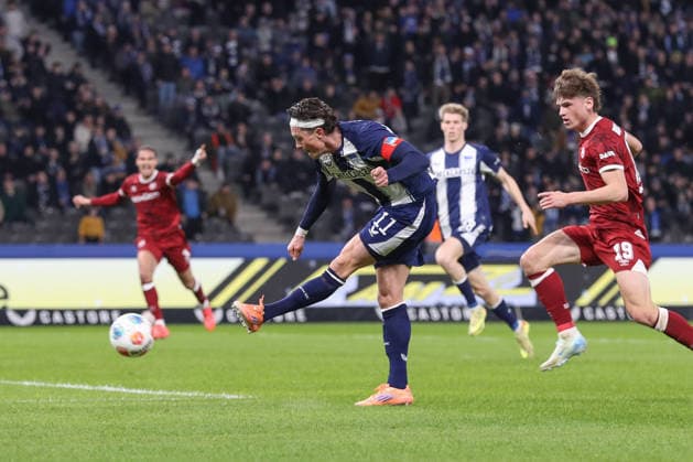 19 12 2025, xtgx, Soccer 2 Bundesliga, Hertha BSC Berlin Arminia Bielefeld emspor, v l Fabian Reese Hertha, 11 shoots the ball on goal, shot on goal, shot DFL DFB REGULATIONS PROHIBIT ANY USE OF PHOTOGRAPHS as IMAGE SEQUENCES and or QUASI VIDEO Berlin