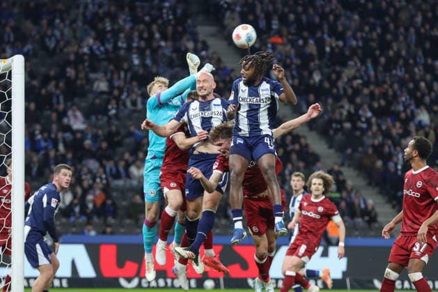 19 12 2025, xtgx, Football 2 Bundesliga, Hertha BSC Berlin Arminia Bielefeld emspor, v l Jonas Kersken Bielefeld, 1 , Toni Leistner Hertha, 37 , Deyovaisio Zeefuik Hertha, 42 Zweikampf, Duell, Kampf, tackle DFL DFB REGULATIONS PROHIBIT ANY USE OF PHOTOGRAPHS as IMAGE SEQUENCES and or QUASI VIDEO Berlin