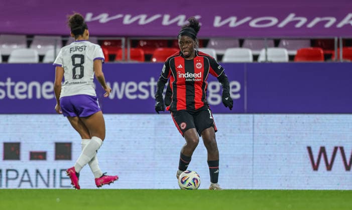 GER, Essen, SGS Essen vs Eintracht Frankfurt, Google Pixel Frauen Bundesliga, Fußball, DFB, Spielzeit 2025 2026, Stadion an der Hafenstraße , 14 Spieltag im Bild v l Vanessa Fürst SGS Essen 8 , Nicole Anyomi Eintracht Frankfurt 19 DFB DFL REGULATIONS PROHIBIT ANY USE OF PHOTOGRAPHS AS IMAGE SEQUENCES AND OR QUASI VIDEO, 19 12 2025 Copyright: HMBxMedia HendrikxHamelau