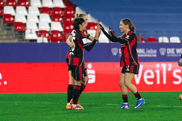 Eintracht Frankfurt celebrating after scoring during the Google Pixel Frauen Bundesliga game between SGS Essen and Eintracht Frankfurt game at Stadion an der Hafenstraße in Essen, Germany Copyright: xLeoniexKiehlx xSPPx Sportspressphoto_SPR75382