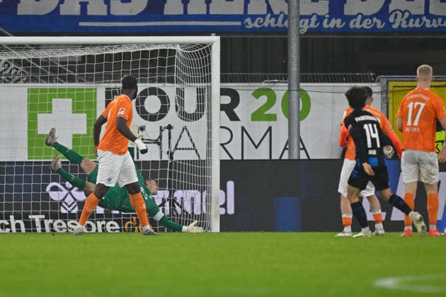 Paderborn, Home Deluxe Arena, 19 12 25, GER, Herren, 2 Bundesliga, Saison 2025 2026, SC Paderborn 07 SV Darmstadt 98 Bild Mika BAUR Paderborn macht das Tor zum 1 2 DFL regulations prohibit any use of photographs as image sequences and or quasi video NRW Deutschland