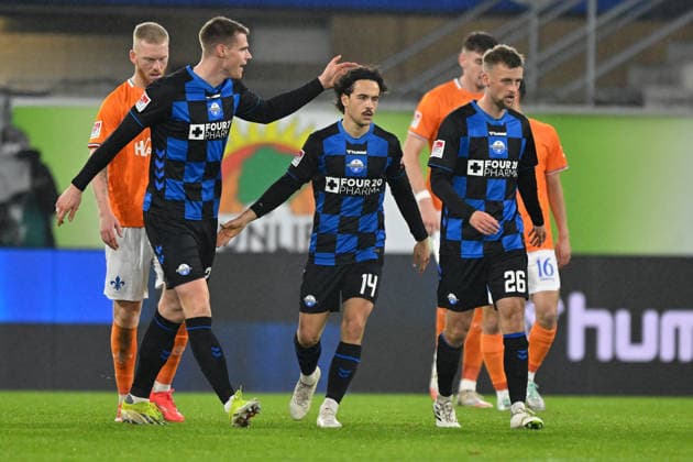 Paderborn, Home Deluxe Arena, 19 12 25, GER, Herren, 2 Bundesliga, Saison 2025 2026, SC Paderborn 07 SV Darmstadt 98 Bild Mika BAUR Paderborn jubilates after his goal for 1 2 DFL regulations prohibit any use of photographs as image sequences and or quasi video NRW Germany