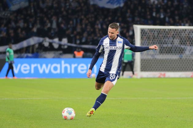 19 12 2025 Soccer Men 2025 2026 2 Bundesliga 17 Matchday Hertha BSC DSC Arminia Bielefeld Olympiastadion Berlin Paul Seguin Hertha, 30, blue kicks a free kick Berlin Berlin Germany