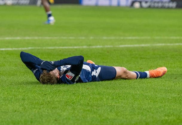 Soccer, Men, Season 2025 2026, 2 Bundesliga 17 Matchday , Hertha BSC Arminia Bielefeld, Michael Cuisance Hertha BSC on the ground, 19 12 2025, Copyright: xMatthiasxKochx