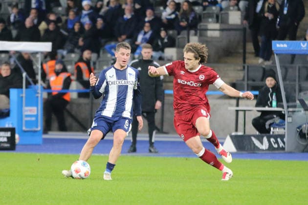 19 12 2025 Soccer Men 2025 2026 2 Bundesliga 17 Matchday Hertha BSC DSC Arminia Bielefeld Olympiastadion Berlin Diego Demme Hertha, 6, blue in duel with Mael Corboz Arminia, 6, red Berlin Berlin Germany