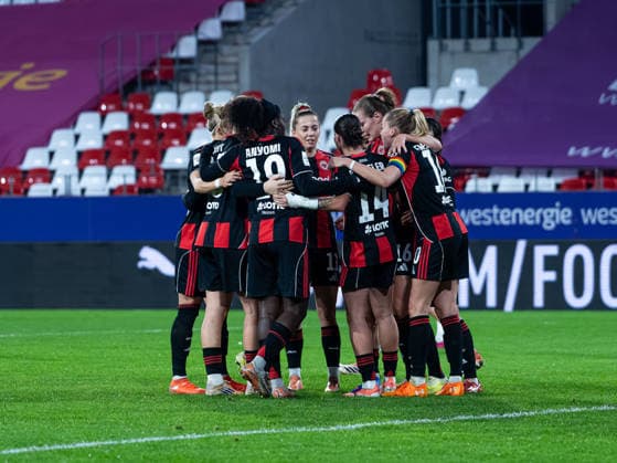 Joy at Eintracht Frankfurt about the 0 to 1 SGS Essen vs Eintracht Frankfurt, Football, Womens Bundesliga, Google Pixel Womens Bundesliga, Matchday 14, Season 2025 2026, 19 12 2025 DFB REGULATES PROHIBIT ANY USE OF PHOTOGRAPHS AS IMAGE SEQUENCES AND OR QUASI VIDEO, SGS Essen vs Eintracht Frankfurt, Football, Womens Bundesliga, Google Pixel Womens Bundesliga, Matchday 14, Season 2025 2026, 19 12 2025 Essen Copyright: xEibner-Pressefoto DamianxKruczynx EP_DKI