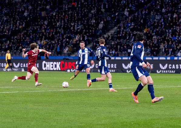 Soccer, Men, Season 2025 2026, 2 Bundesliga 17 Matchday , Hertha BSC Arminia Bielefeld, Paul Seguin Hertha BSC scores the goal for 1 0 against Mael Corboz Bielefeld , 19 12 2025, Copyright: xMatthiasxKochx