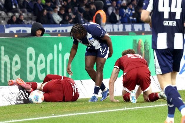 DEU, DFL, 2 FBL, Hertha BSC vs Arminia Biefeld, 19 12 2025, Berliner Olympiastadion, Berlin, DEU, DFL, 2 FBL, Hertha BSC vs Arminia Biefeld, im Bild Deyovaisio Zeefuik Hertha BSC Berlin 42 , FELIX HAGMANN Arminia Bielefeld 2 , LUKAS KUNZE Arminia Bielefeld 13 DFL regulations prohibit any use of Photographs as image sequences and or quasi video nordphotoxGmbHx xEngler nph00076