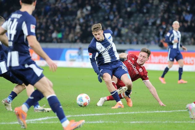 19 12 2025 Soccer Men 2025 2026 2 Bundesliga 17 Matchday Hertha BSC DSC Arminia Bielefeld Olympiastadion Berlin Michael Cuisance Hertha, 10, blue in duel with Marius Wörl Arminia, 38, red Berlin Berlin Germany