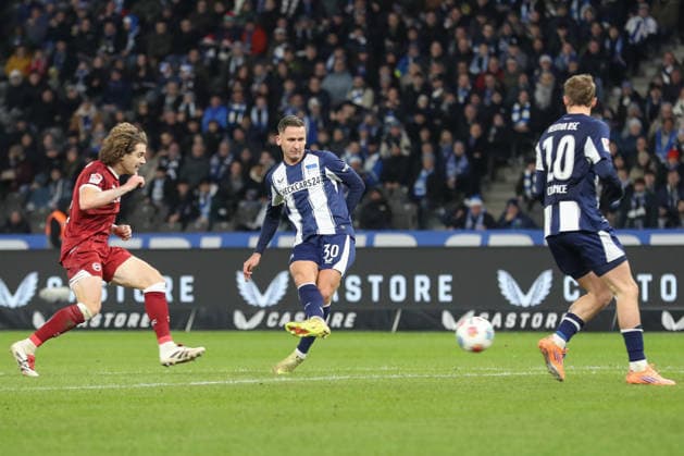 19 12 2025, xtgx, Fussball 2 Bundesliga, Hertha BSC Berlin Arminia Bielefeld emspor, v l Paul Seguin Hertha, 30 schiesst Tor, schießt, Torschuetze, erzielt Tor, Treffer, scores the goal 1 0 DFL DFB REGULATIONS PROHIBIT ANY USE OF PHOTOGRAPHS as IMAGE SEQUENCES and or QUASI VIDEO Berlin