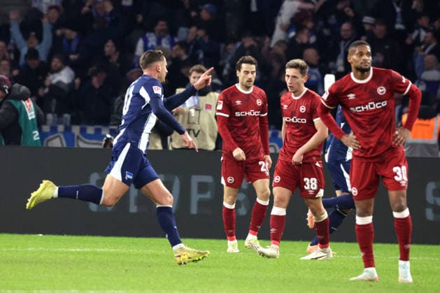 DEU, DFL, 2 FBL, Hertha BSC vs Arminia Biefeld, 19 12 2025, Berliner Olympiastadion, Berlin, DEU, DFL, 2 FBL, Hertha BSC vs Arminia Biefeld, im Bild 1 durch Paul Seguin Hertha BSC Berlin 30 , Bielefelder Spielerkreis DFL regulations prohibit any use of Photographs as image sequences and or quasi video nordphotoxGmbHx xEngler nph00076