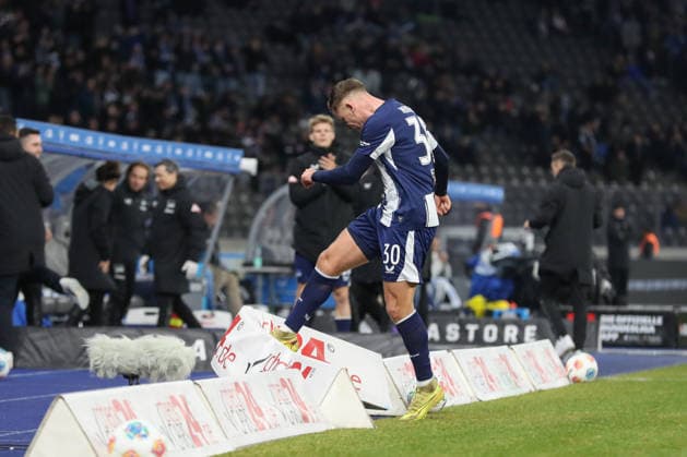 19 12 2025, xtgx, Fussball 2 Bundesliga, Hertha BSC Berlin Arminia Bielefeld emspor, v l Paul Seguin Hertha, 30 Jubel, Torjubel, jubelt ueber das Tor, celebrate the goal, celebration DFL DFB REGULATIONS PROHIBIT ANY USE OF PHOTOGRAPHS as IMAGE SEQUENCES and or QUASI VIDEO Berlin