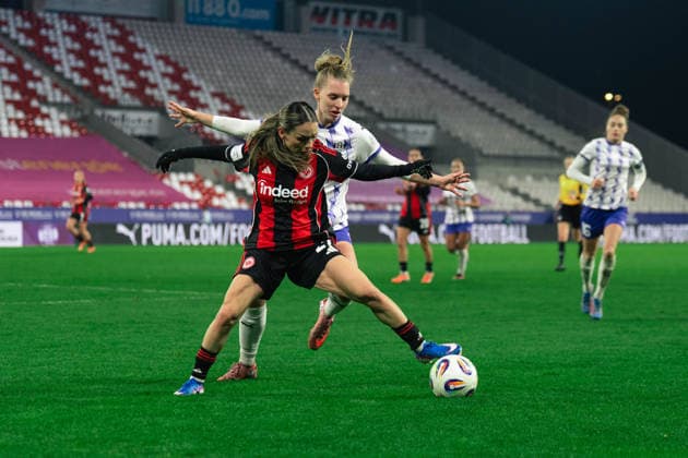 Ereleta Memeti (Eintracht Frankfurt, 27) and Maike Berentzen (SGS Essen, 13) during the Google Pixel Frauen Bundesliga game between SGS Essen and Eintracht Frankfurt game at Stadion an der Hafenstraße in Essen, Germany Copyright: xLeoniexKiehlx xSPPx Sportspressphoto_SPR75388