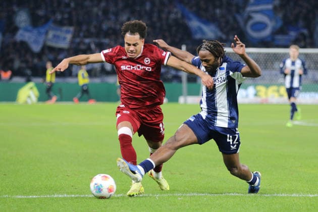 19 12 2025 Soccer Men 2025 2026 2 Bundesliga 17 Matchday Hertha BSC DSC Arminia Bielefeld Olympiastadion Berlin Monju Momuluh Arminia, 14, red in a duel with Deyovaisio Zeefuik Hertha, 42, blue Berlin Berlin Germany