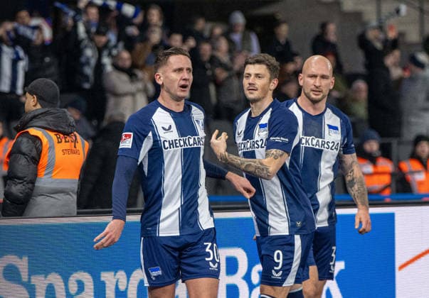 Soccer, Men, Season 2025 2026, 2 Bundesliga 17 Matchday , Hertha BSC Arminia Bielefeld, f l Paul Seguin Hertha BSC , Dawid Kownacki Hertha BSC , Toni Leistner Hertha BSC , Celebration after goal to 1 0, 19 12 2025, Copyright: xMatthiasxKochx