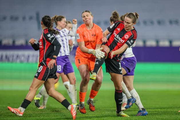 GER, Essen, SGS Essen vs Eintracht Frankfurt, Google Pixel Frauen Bundesliga, Fußball, DFB, Spielzeit 2025 2026, Stadion an der Hafenstraße , 14 Spieltag im Bild v l Foul an Kim Sindermann SGS Essen 1 von Marthine ostenstad Eintracht Frankfurt 16 DFB DFL REGULATIONS PROHIBIT ANY USE OF PHOTOGRAPHS AS IMAGE SEQUENCES AND OR QUASI VIDEO, 19 12 2025 Copyright: HMBxMedia HendrikxHamelau
