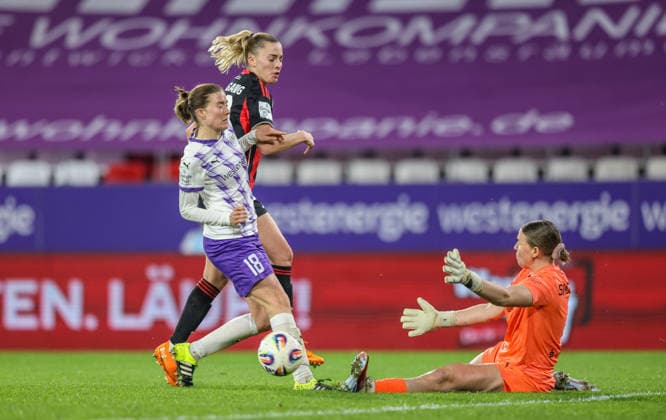 GER, Essen, SGS Essen vs Eintracht Frankfurt, Google Pixel Frauen Bundesliga, Fußball, DFB, Spielzeit 2025 2026, Stadion an der Hafenstraße , 14 Spieltag im Bild v l Lena Ostermeier SGS Essen 18 , Laura Freigang Eintracht Frankfurt 10 , Kim Sindermann SGS Essen 1 , große Torchance DFB DFL REGULATIONS PROHIBIT ANY USE OF PHOTOGRAPHS AS IMAGE SEQUENCES AND OR QUASI VIDEO, 19 12 2025 Copyright: HMBxMedia HendrikxHamelau