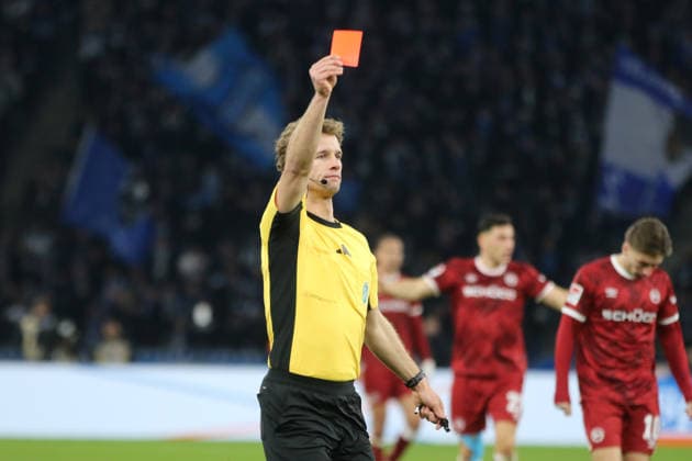 19 12 2025 Soccer Men 2025 2026 2 Bundesliga 17 Matchday Hertha BSC DSC Arminia Bielefeld Olympiastadion Berlin Jarno Wienefeld Referee shows Toni Leistner the red card Berlin Berlin Germany