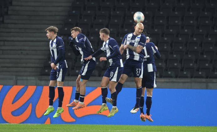 Marten Winkler, Michael Cuisance, Paul Seguin, Toni Leistner, Fabian Reese, Freistoßmauer Sport Fußball Fußball DFL 2 Bundesliga Herren 17 Spieltag Saison 2025 2026 19 12 2025 Hertha BSC Berlin vs DSC Arminia Bielefeld DFL regulations prohibit any use of photographs as image sequences and or quasi video