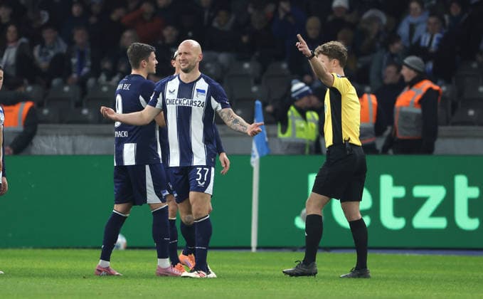 Referee Jarno Wienefeld shows red card for Toni Leistner Sport Football Soccer DFL 2 Bundesliga Men 17 Matchday Season 2025 2026 19 12 2025 Hertha BSC Berlin vs DSC Arminia Bielefeld DFL regulations prohibit any use of photographs as image sequences and or quasi video