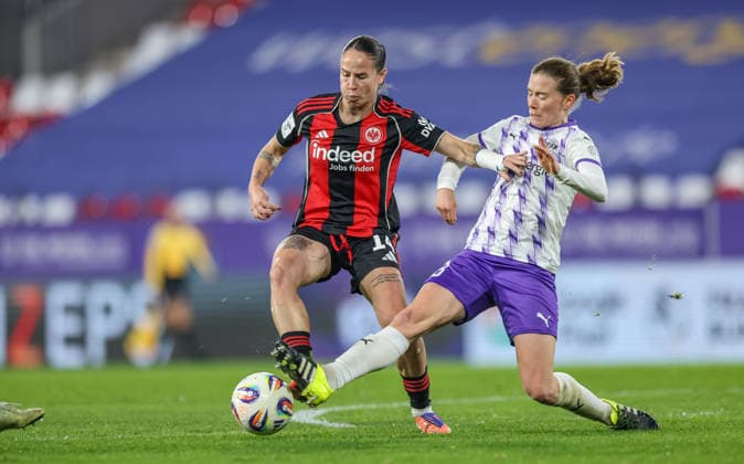 GER, Essen, SGS Essen vs Eintracht Frankfurt, Google Pixel Frauen Bundesliga, Fußball, DFB, Spielzeit 2025 2026, Stadion an der Hafenstraße , 14 Spieltag im Bild v l GÃ raldine Reuteler Eintracht Frankfurt 14 , Lena Ostermeier SGS Essen 18 , Zweikampf, Grätsche DFB DFL REGULATIONS PROHIBIT ANY USE OF PHOTOGRAPHS AS IMAGE SEQUENCES AND OR QUASI VIDEO, 19 12 2025 Copyright: HMBxMedia HendrikxHamelau