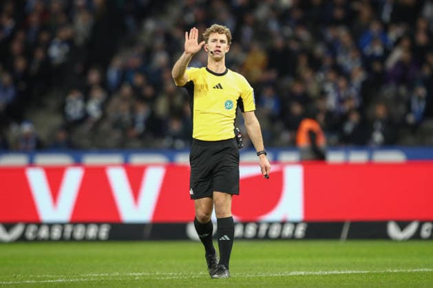 19 12 2025, xtgx, Fußball 2 Bundesliga, Hertha BSC Berlin Arminia Bielefeld emspor, v l Schiedsrichter, Schiri, referee Jarno Wienefeld DFL DFB REGULATIONS PROHIBIT ANY USE OF PHOTOGRAPHS as IMAGE SEQUENCES and or QUASI VIDEO Berlin