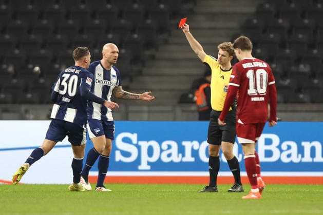 19 12 2025, xtgx, Soccer 2 Bundesliga, Hertha BSC Berlin Arminia Bielefeld emspor, v l Toni Leistner Hertha, 37 Red card, sending off, sent off DFL DFB REGULATIONS PROHIBIT ANY USE OF PHOTOGRAPHS as IMAGE SEQUENCES and or QUASI VIDEO Berlin