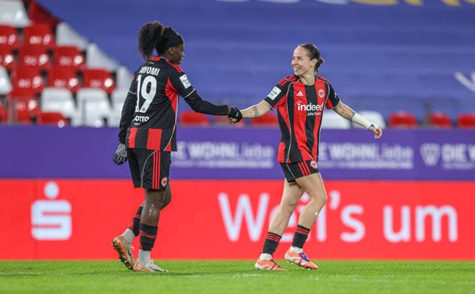 GER, Essen, SGS Essen vs Eintracht Frankfurt, Google Pixel Womens Bundesliga, Football, DFB, Season 2025 2026, Stadion an der Hafenstraße , 14 Matchday in picture Nicole Anyomi Eintracht Frankfurt 19 scores the 0 4, Goal, Cheers and joy, Emotions, Congratulations from GÃ raldine Reuteler Eintracht Frankfurt 14 DFB DFL REGULATIONS PROHIBIT ANY USE OF PHOTOGRAPHS AS IMAGE SEQUENCES AND OR QUASI VIDEO, 19 12 2025 Copyright: HMBxMedia HendrikxHamelau