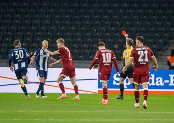 Soccer, Men, Season 2025 2026, 2 Bundesliga 17 Matchday , Hertha BSC Arminia Bielefeld, Referee Jarno Wienefeld shows Toni Leistner Hertha BSC the red card, 19 12 2025, Copyright: xMatthiasxKochx