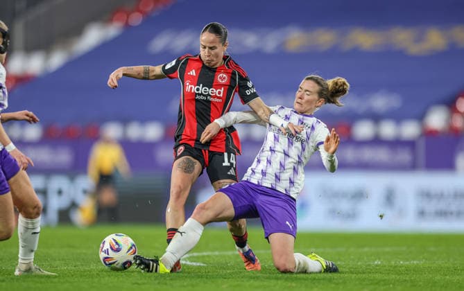GER, Essen, SGS Essen vs Eintracht Frankfurt, Google Pixel Frauen Bundesliga, Fußball, DFB, Spielzeit 2025 2026, Stadion an der Hafenstraße , 14 Spieltag im Bild v l GÃ raldine Reuteler Eintracht Frankfurt 14 , Lena Ostermeier SGS Essen 18 , Zweikampf, Grätsche DFB DFL REGULATIONS PROHIBIT ANY USE OF PHOTOGRAPHS AS IMAGE SEQUENCES AND OR QUASI VIDEO, 19 12 2025 Copyright: HMBxMedia HendrikxHamelau