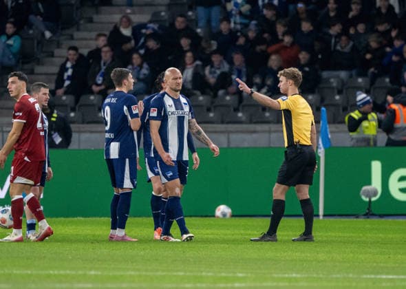Soccer, Men, Season 2025 2026, 2 Bundesliga 17 Matchday , Hertha BSC Arminia Bielefeld, Referee Jarno Wienefeld shows Toni Leistner Hertha BSC the red card, 19 12 2025, Copyright: xMatthiasxKochx