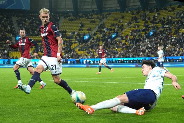 Bologna s Jens Odgaard fights for the ball with Inter Milan™s Alessandro Bastoni during the EA Sports FC italian Supercup 2025 2026 semifinal match between Bologna and Inter at Al-Awwal Park Stadium in Riyadh, Saudi Arabia - Soccer - Friday December 19, 2025  Copyright: xSpada LaPressex