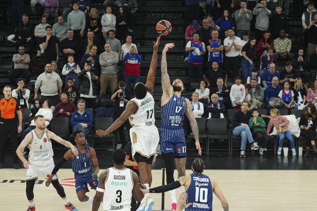 Anadolu Efes v Dubai - EuroLeague ISTANBUL, TURKIYE – DECEMBER 19: Anadolu Efes’ Vincent Poirier (17) and Dubai’s Mfiondu Tshimanga Kabengele (17) compete for the ball during a EuroLeague week 17 match between Anadolu Efes and Dubai at Turkcell Basketball Development Center in Istanbul, Turkiye, on December 19, 2025. Bunyamin Celik Anadolu Istanbul Turkey. Editorial use only. Please get in touch for any other usage.  Copyright: x2025xAnadoluxBunyaminxCelikx