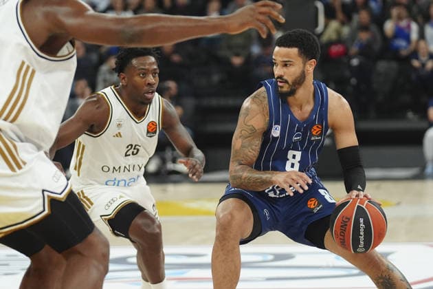 Anadolu Efes v Dubai - EuroLeague ISTANBUL, TURKIYE – DECEMBER 19: Anadolu Efes’ Nicholas Weiler-Babb (8) and Dubai’s McKinley Wright IV (25) compete for the ball during a EuroLeague week 17 match between Anadolu Efes and Dubai at Turkcell Basketball Development Center in Istanbul, Turkiye, on December 19, 2025. Bunyamin Celik Anadolu Istanbul Turkey. Editorial use only. Please get in touch for any other usage.  Copyright: x2025xAnadoluxBunyaminxCelikx