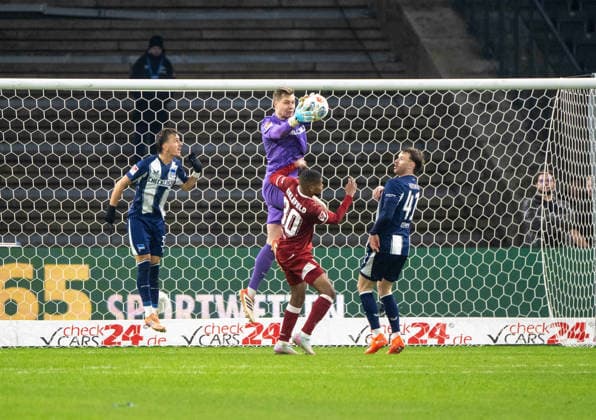 Soccer, Men, Season 2025 2026, 2 Bundesliga 17 Matchday , Hertha BSC Arminia Bielefeld, f l Michal Karbownik Hertha BSC , Goalkeeper Tjark Ernst Hertha BSC , Isaiah Young Bielefeld , Pascal Klemens Hertha BSC , 19 12 2025, Copyright: xMatthiasxKochx