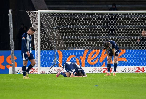 Football, Men, Season 2025 2026, 2 Bundesliga 17 Matchday , Hertha BSC Arminia Bielefeld, f l Paul Seguin Hertha BSC , Dawid Kownacki Hertha BSC , Linus Gechter Hertha BSC , Disappointment after conceding 1 1, 19 12 2025, Copyright: xMatthiasxKochx