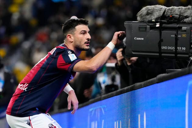 Bologna FC 1909 v FC Internazionale - Supercoppa Italiana Semifinal Riccardo Orsolini right winger of Bologna and Italy celebrates after scoring his sides first goal during the Supercoppa Italiana semifinal match between Bologna FC 1909 and FC Internazionale at King Saud University Stadium on December 19, 2025 in Riyadh, Saudi Arabia. Riyadh Saudi Arabia  Copyright: xJosexBretonx originalFilename:bretonhernandez-bolognaf251219_npkT1.jpg