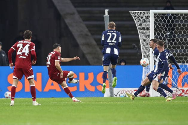 19 12 2025, xtgx, Fussball 2 Bundesliga, Hertha BSC Berlin Arminia Bielefeld emspor, v l Stefano Russo Bielefeld, 21 schiesst Tor, schießt, Torschuetze, erzielt Tor, Treffer, scores the goal 1 1 DFL DFB REGULATIONS PROHIBIT ANY USE OF PHOTOGRAPHS as IMAGE SEQUENCES and or QUASI VIDEO Berlin