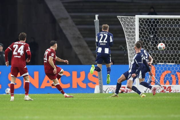 19 12 2025, xtgx, Fussball 2 Bundesliga, Hertha BSC Berlin Arminia Bielefeld emspor, v l Stefano Russo Bielefeld, 21 schiesst Tor, schießt, Torschuetze, erzielt Tor, Treffer, scores the goal 1 1 DFL DFB REGULATIONS PROHIBIT ANY USE OF PHOTOGRAPHS as IMAGE SEQUENCES and or QUASI VIDEO Berlin