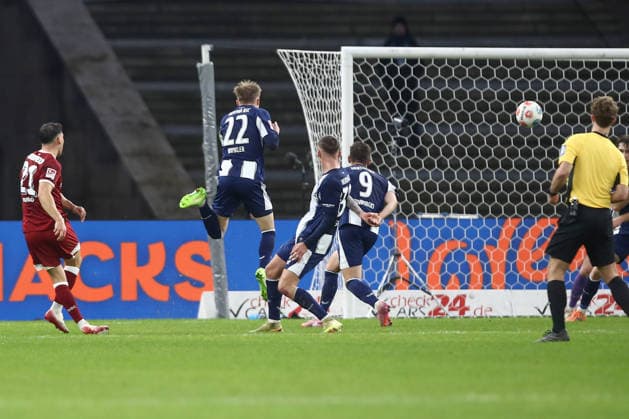 19 12 2025, xtgx, Fussball 2 Bundesliga, Hertha BSC Berlin Arminia Bielefeld emspor, v l Stefano Russo Bielefeld, 21 schiesst Tor, schießt, Torschuetze, erzielt Tor, Treffer, scores the goal 1 1 DFL DFB REGULATIONS PROHIBIT ANY USE OF PHOTOGRAPHS as IMAGE SEQUENCES and or QUASI VIDEO Berlin