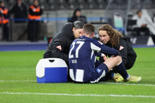 2 Soccer Bundesliga, Hertha BSC Bielefeld Niklas Kolbe Hertha BSC 27 injured on the ground, has to be substituted, during the match in the 2 Soccer Bundesliga, Hertha BSC Berlin DSC Arminia Bielefeld 19 12 2025 in Berlin, Olympiastadion, am 19 12 2025 DFB regulations prohibit any use of photographs as image sequences and or quasi video Copyright: xBEAUTIFULxSPORTS Frankex