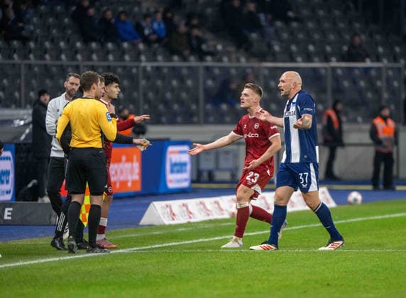 Soccer, Men, Season 2025 2026, 2 Bundesliga 17 Matchday , Hertha BSC Arminia Bielefeld, Toni Leistner Hertha BSC complains after his sending off to the 4 official Alexander Roppelt and linesman Mario Hildenbrand, 19 12 2025, Copyright: xMatthiasxKochx