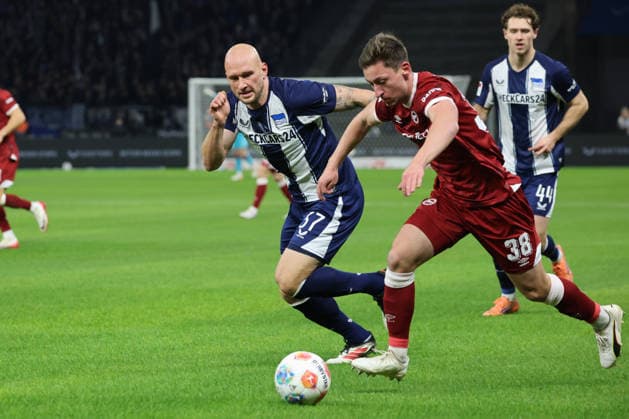 2 Soccer Bundesliga, Hertha BSC Bielefeld Marius Wörl Bielefeld, 38 in duel with Toni Leistner Hertha BSC 37 , during the match in the 2 Soccer Bundesliga, Hertha BSC Berlin DSC Arminia Bielefeld 19 12 2025 in Berlin, Olympiastadion, on 19 12 2025 DFB regulations prohibit any use of photographs as image sequences and or quasi video Copyright: xBEAUTIFULxSPORTS Frankex